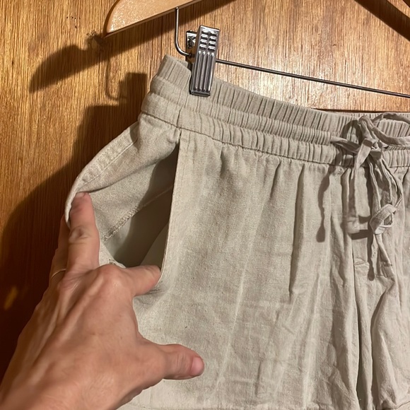 H/P🎉🥳 9/2 LONG WEEKEND FITS POSH PARTY •OLD NAVY•KHAKI SHORTS SIZE SMALL - Picture 3 of 7